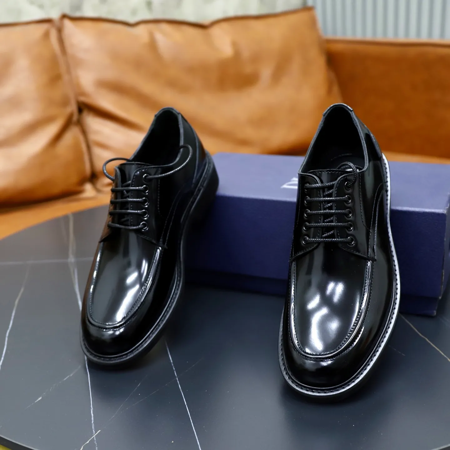 Factory price: 640💰Top original order Brand: Dior DIOR Standard code: Men's size 39-44 (38/45/can be customized) Grade: Same style as the official website Original order quality Material: Original cowhide Water-dyed cowhide lining Original distinguished outsole Style category: Men's fashionable casual leather shoes Distinguished big-name luxury elements top luxury Color: Color of the actual picture